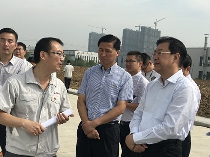 余总向袁市长介绍william威廉英国官网发展现状.png